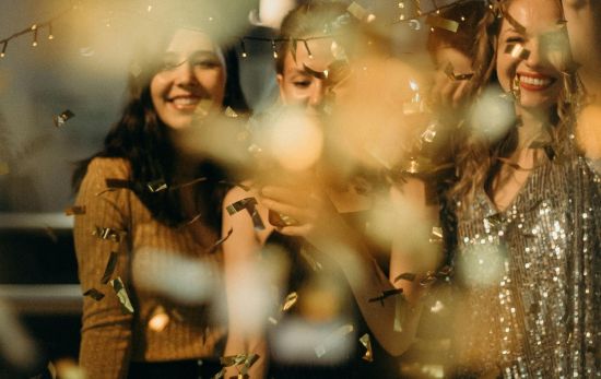 Tres amigas celebrando la Nochevieja/ PEXELS