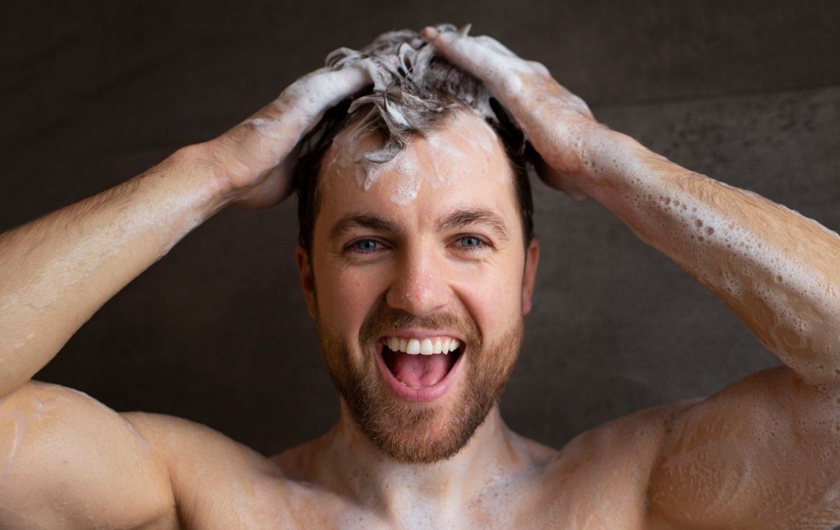 Un hombre se lava el pelo / FREEPIK