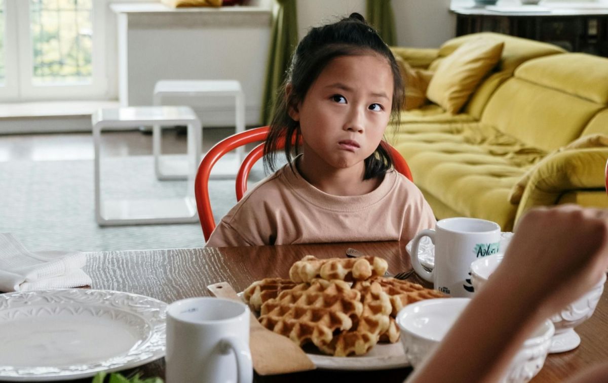 Una niña frente a unos gofres / PEXELS