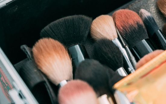 Un estuche de brochas de maquillaje profesional/ PEXELS