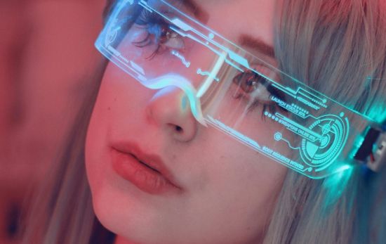 Una mujer con gafas que funcionan por IA /PEXELS