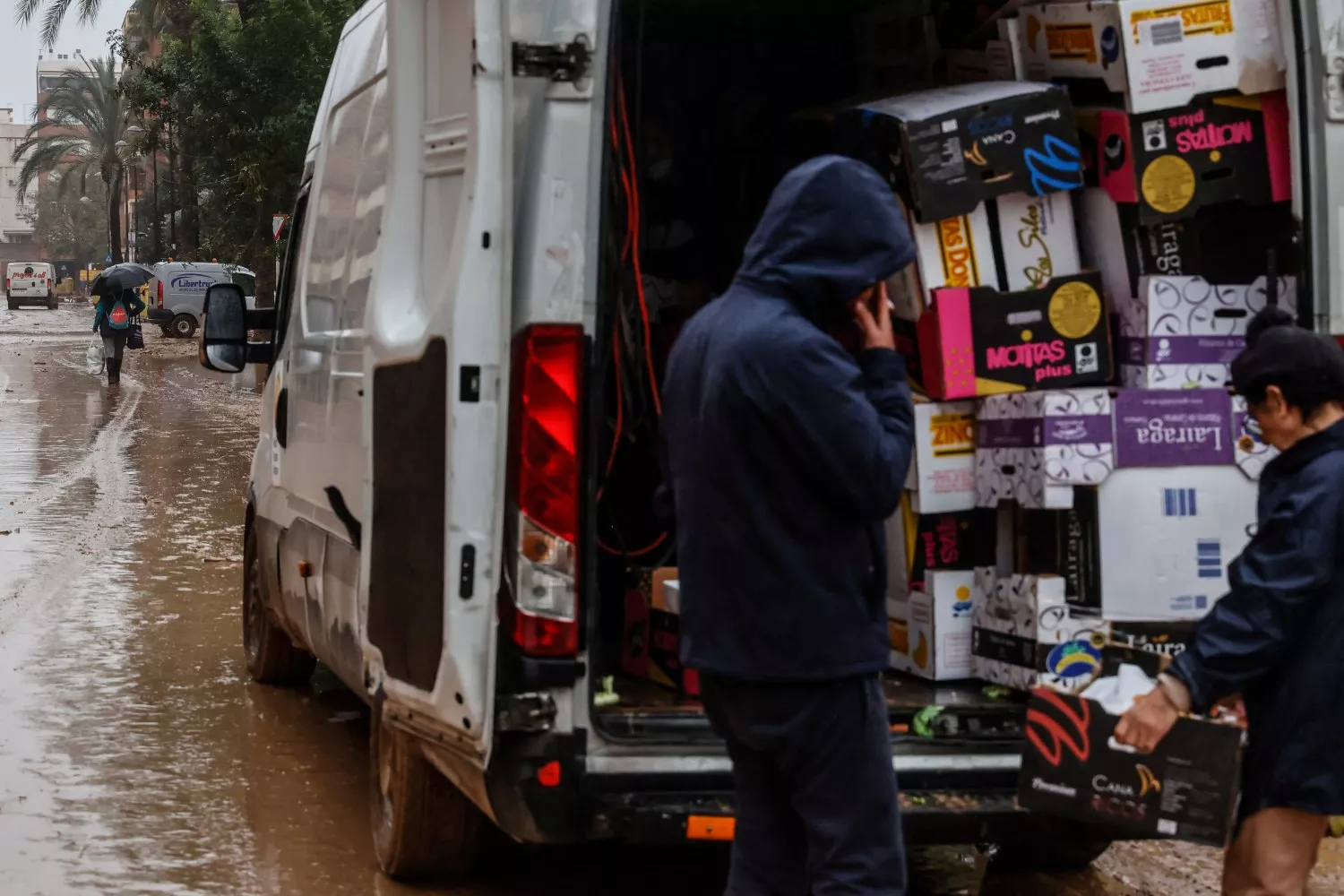 Una furgoneta alquilada por un voluntario de la DANA para repartir alimentos / Rober Solsona - EP