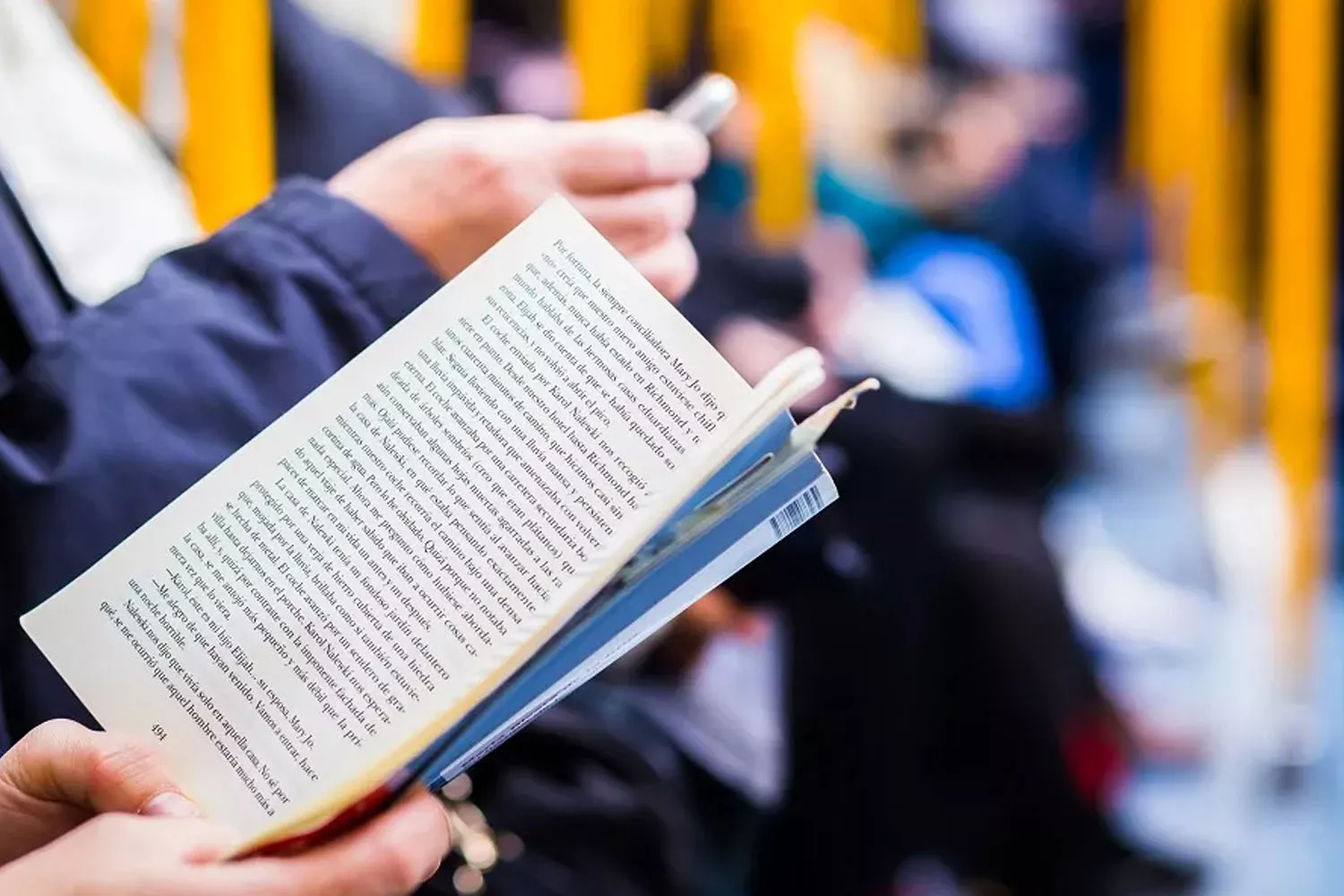 Personas con libros en el Metro de Madrid 