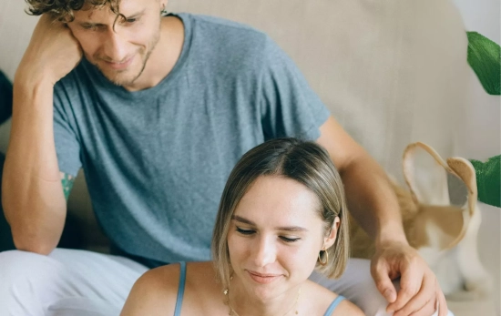 Una pareja que quiere buscar soluciones a sus problemas/ PEXELS