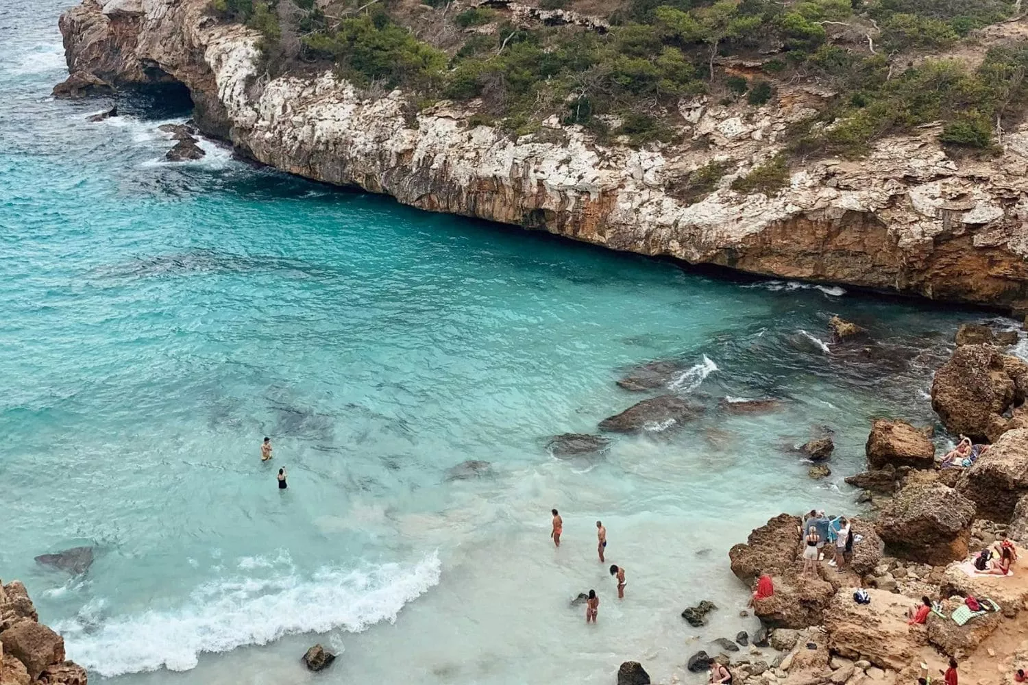 Bañistas en una cala de una isla española / PEXELS