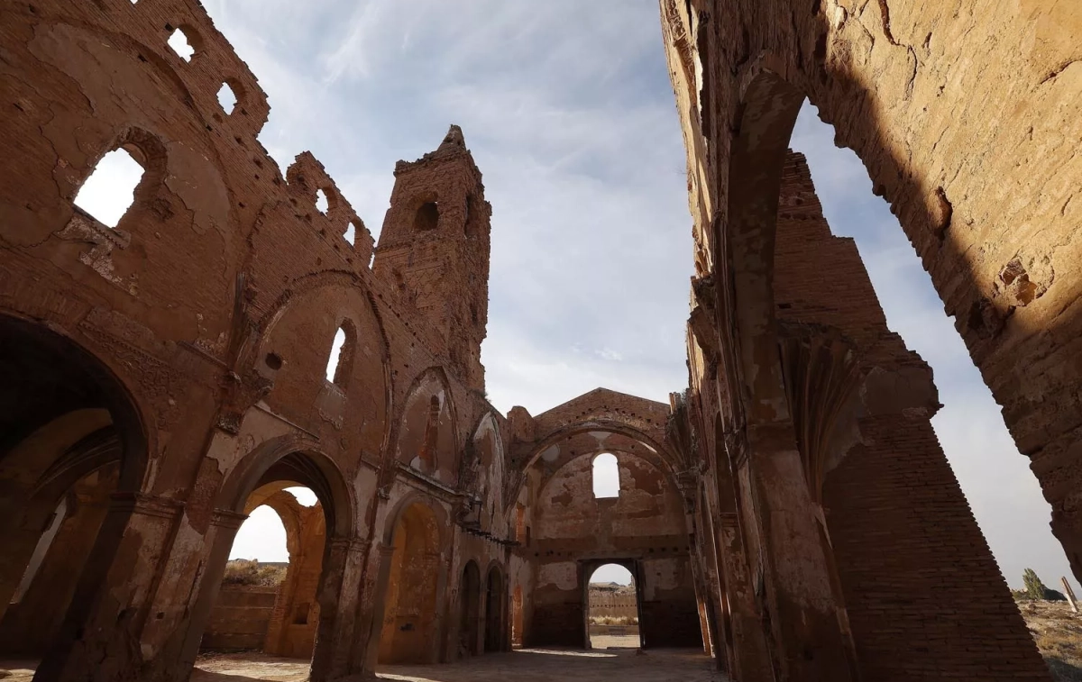 Interior de una basílica derruida en el viejo Belchite / FABIÁN SIMÓN - EP