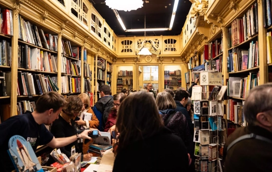Numerosos clientes en la librería Sant Jordi de Barcelona en busca de un libro / GALA ESPÍN Numerosos clientes en la librería Sant Jordi de Barcelona en busca de un libro / GALA ESPÍN