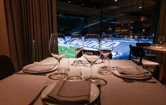 Una mesa preparada para comer en el restaurante del Santiago Bernabéu / GRUPO ARZÁBAL Una mesa preparada para comer en el restaurante del Santiago Bernabéu / GRUPO ARZÁBAL