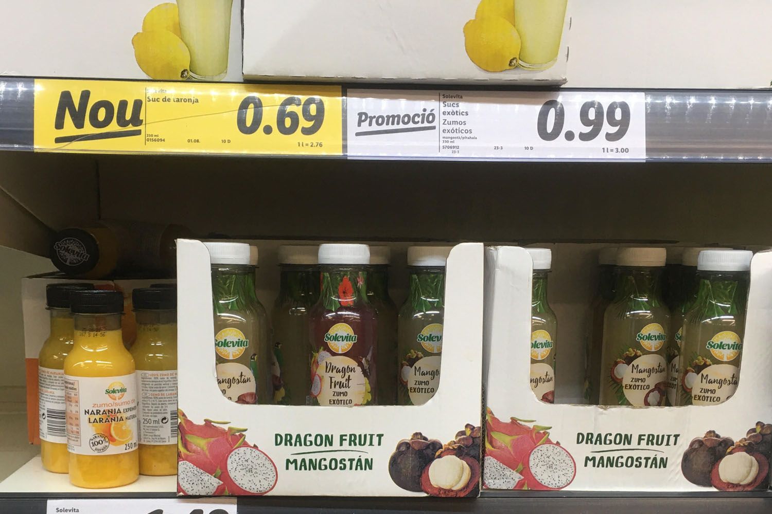 Los zumos de mangostán y de fruta del dragón en un supermercado Lidl / CG