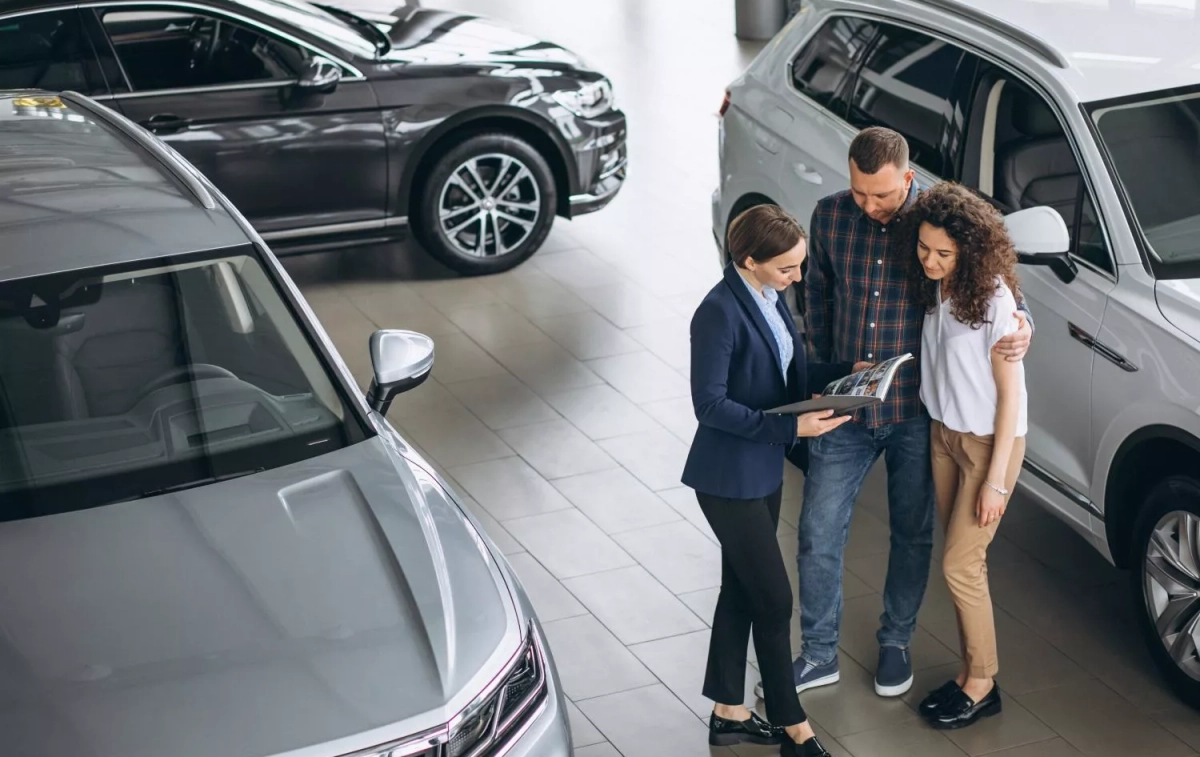 Una pareja en un concesionario / FREEPIK - senivpetro Una pareja en un concesionario / FREEPIK - senivpetro