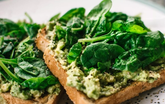 Tortilla de espinacas sobre pan integral/PEXELS Tortilla de espinacas sobre pan integral/PEXELS