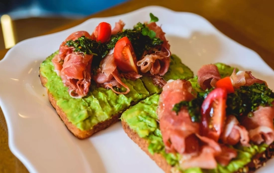 Lo ideal si comes fruta, es doblar la cantidad de jamón que pones a la tostada/ PEXELS Lo ideal si comes fruta, es doblar la cantidad de jamón que pones a la tostada/ PEXELS