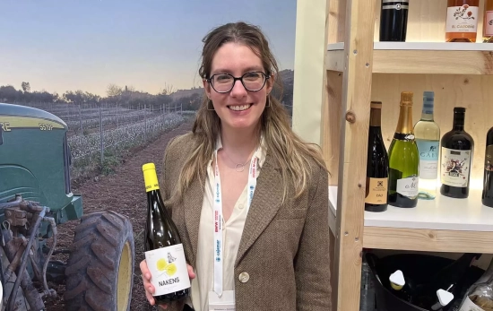 La viticultora Andrea Miró sostiene su vino Nakens / TEO CAMINO La viticultora Andrea Miró sostiene su vino Nakens / TEO CAMINO