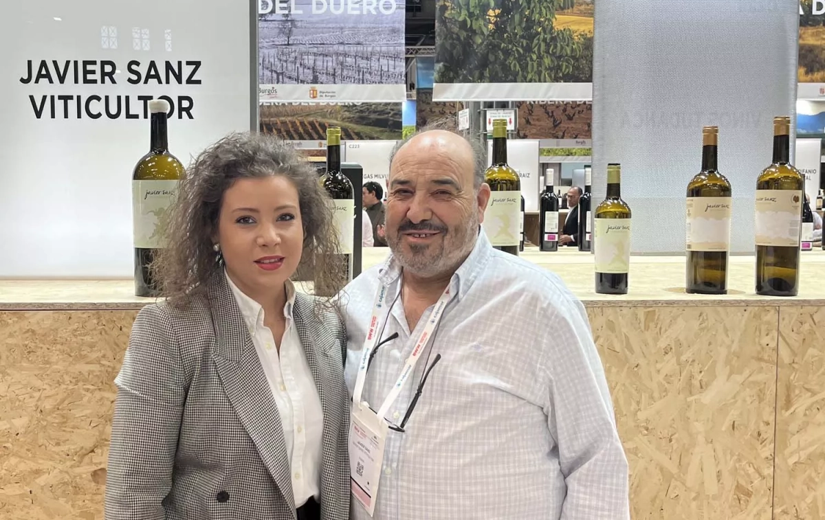 El viticultor Javier Sanz junto a su hija Leticia en la Barcelona Wine Week / TC El viticultor Javier Sanz junto a su hija Leticia en la Barcelona Wine Week / TC