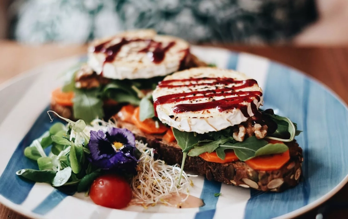 Unas tostadas con queso fresco / UNSPLASH Unas tostadas con queso fresco / UNSPLASH