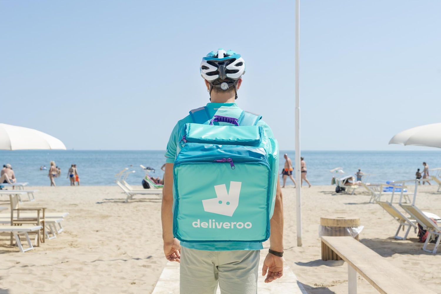 Un 'rider' de Deliveroo en la playa / EP