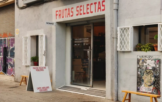 La entrada de la cafetería Frutas Selectas / NFS La entrada de la cafetería Frutas Selectas / NFS