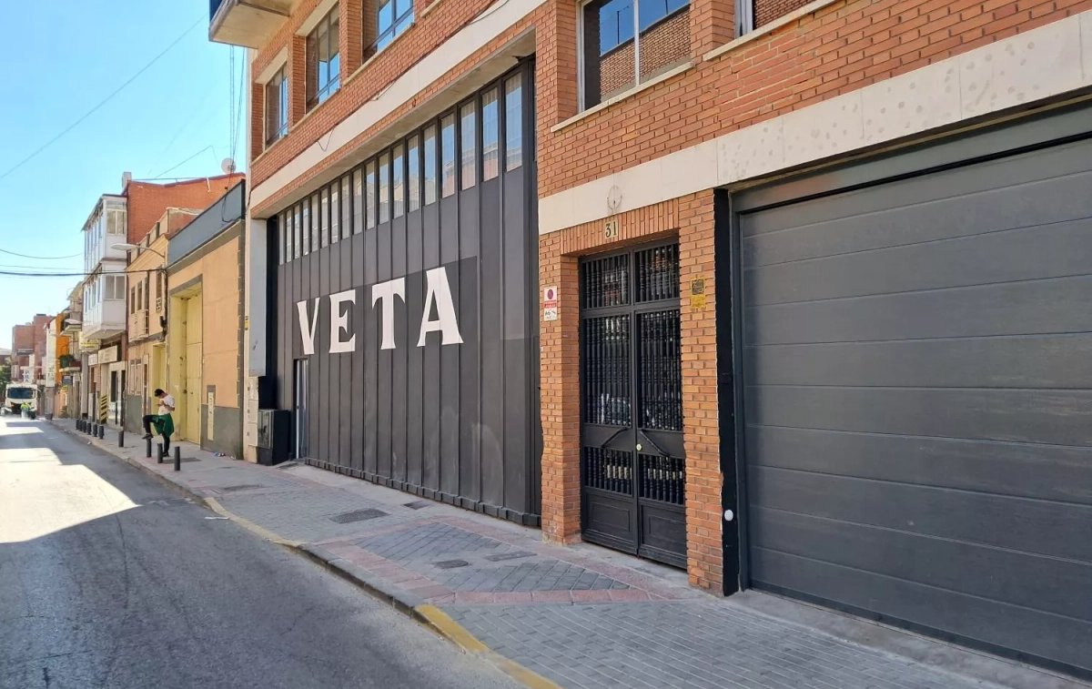 Entrada a la galería Veta / JUANMA DEL OLMO Entrada a la galería Veta / JUANMA DEL OLMO