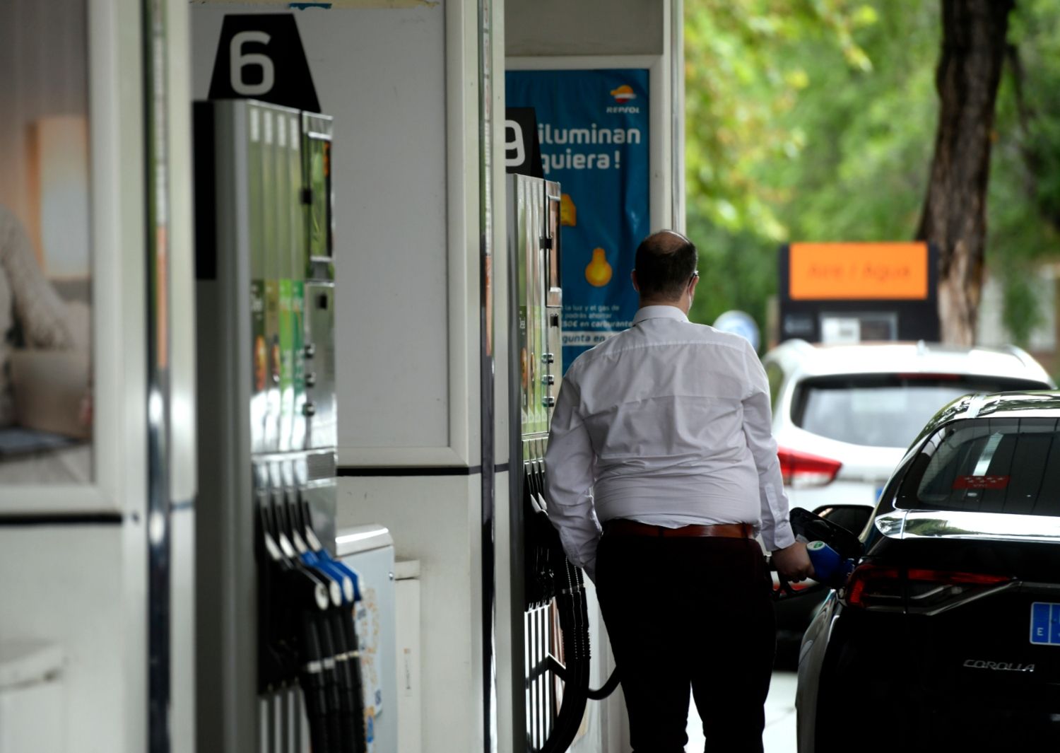 Una gasolinera con varios coches y una persona de espaldas / EUROPA PRESS 