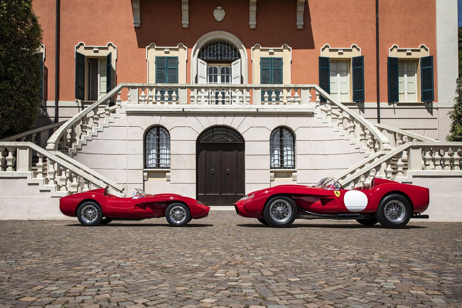 La réplica eléctrica Testa Rossa J junto al original Testa Rossa 250 de 1957 de Ferrari / EP