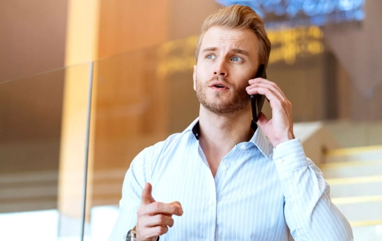 Un consumidor habla por teléfono / FREEPIK - Lifestylememory Un consumidor habla por teléfono / FREEPIK - Lifestylememory