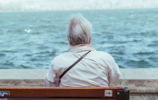 Una mujer jubilada frente al mar/ PEXELS Una mujer jubilada frente al mar/ PEXELS