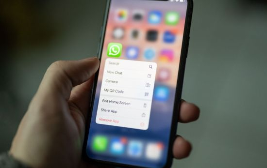 El menú de un 'smartphone' y el icono de WhatsApp. una 'app' para enviar mensajes / EP