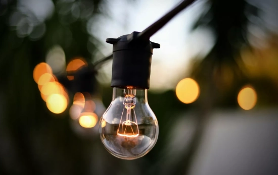 Una bombilla emite luz / PEXELS Una bombilla emite luz / PEXELS