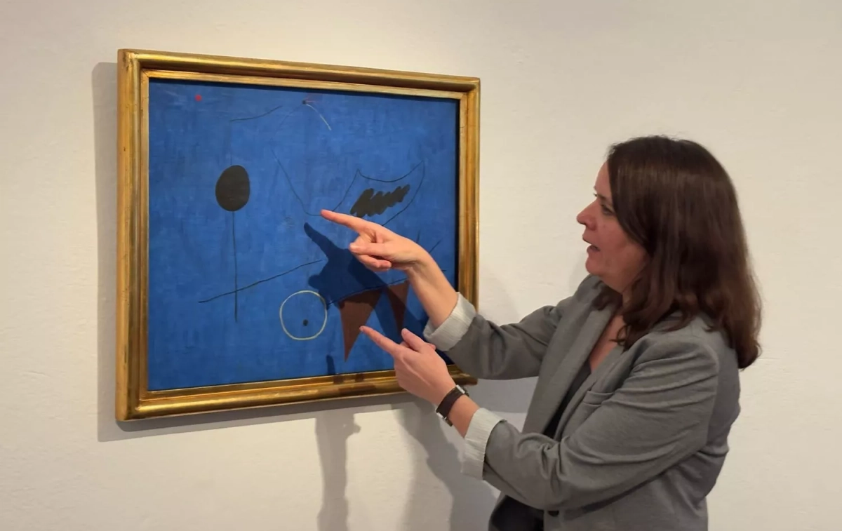 La jefe de Conservación y Restauración de la Fundació Miró, Elisabet Serrat, explica el descubrimiento de un retrato de Dolors Ferrà i Oromí, madre de Joan Miró, bajo la obra 'Pintura' / EP La jefe de Conservación y Restauración de la Fundació Miró, Elisabet Serrat, explica el descubrimiento de un retrato de Dolors Ferrà i Oromí, madre de Joan Miró, bajo la obra 'Pintura' / EP
