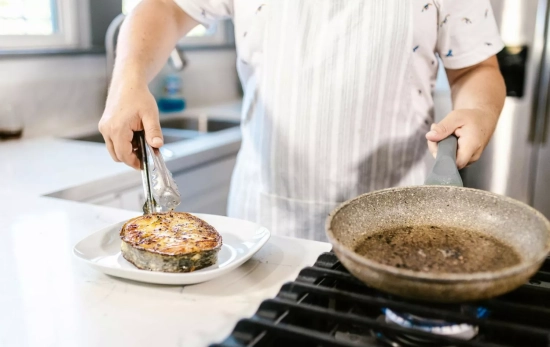 Una persona sella una rodaja de salmón a la sartén con mantequilla/ PEXELS Una persona sella una rodaja de salmón a la sartén con mantequilla/ PEXELS