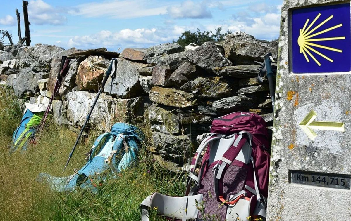 Tres mochilas en el Camino de Santiago / PIXABAY