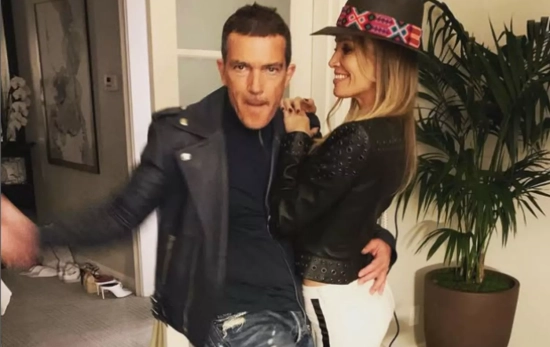 Antonio Banderas y su mujer en su recibidor sin espejos/ Instagram Antonio Banderas y su mujer en su recibidor sin espejos/ Instagram