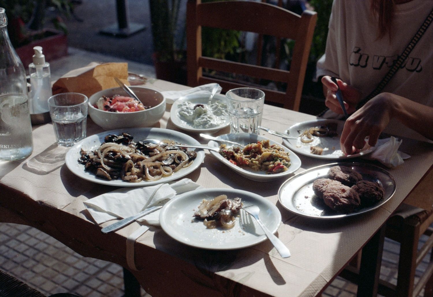 Una mesa puesta para la cena / PEXELS