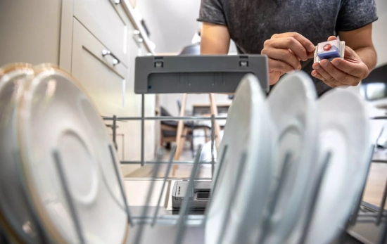 Una persona pone el lavavajillas en una jornada en la que la luz es barata / FREEPIK - pvproductions Una persona pone el lavavajillas en una jornada en la que la luz es barata / FREEPIK - pvproductions