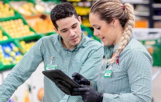 Dos trabajadores de la cadena de Juan Roig que ya han cobrado su extra / MERCADONA Dos trabajadores de la cadena de Juan Roig que ya han cobrado su extra / MERCADONA