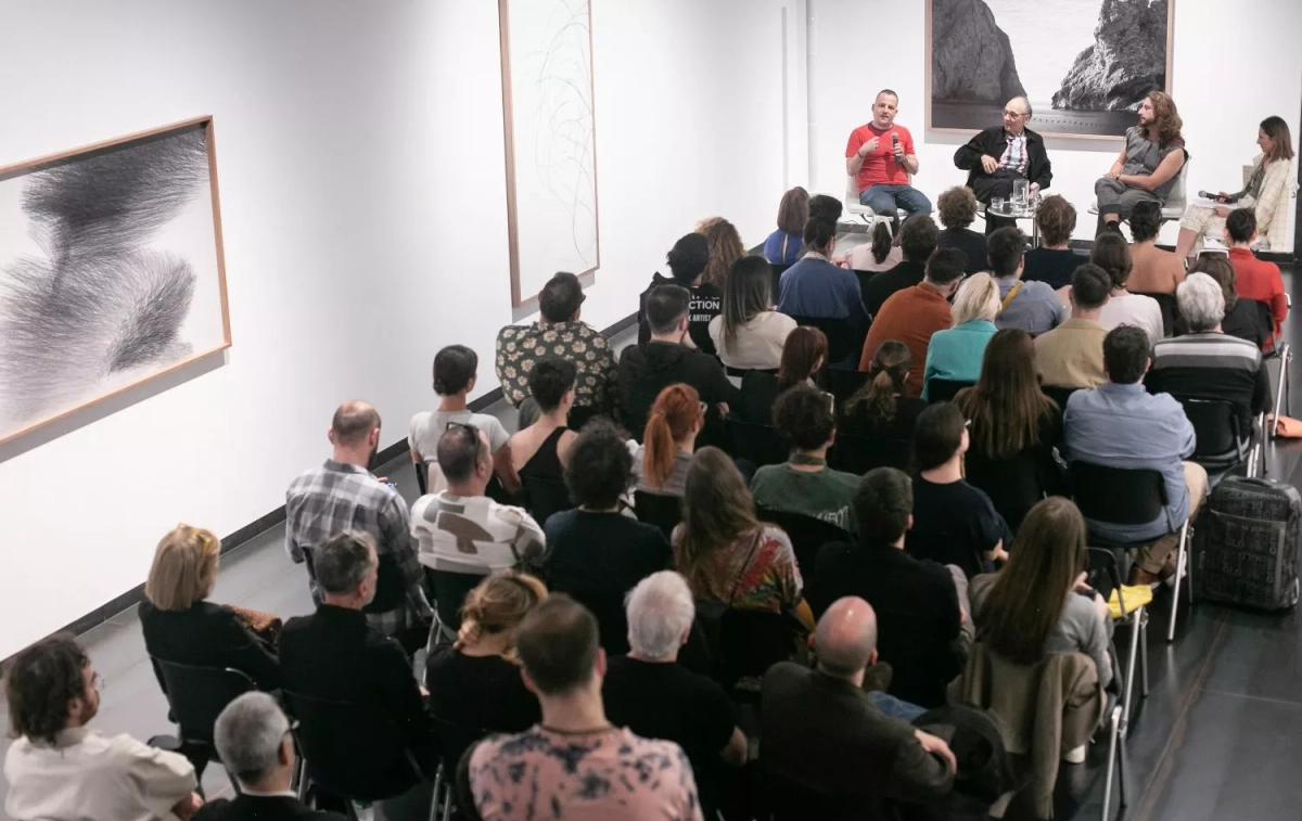 Manuel Expósito con Antoni Miralda y Gastón Lisak en la galería Senda THE COLLECTOR IS PRESENT 2024 Manuel Expósito con Antoni Miralda y Gastón Lisak en la galería Senda THE COLLECTOR IS PRESENT 2024