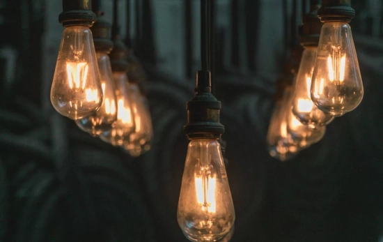 Varias bombillas emiten luz / PEXELS Varias bombillas emiten luz / PEXELS