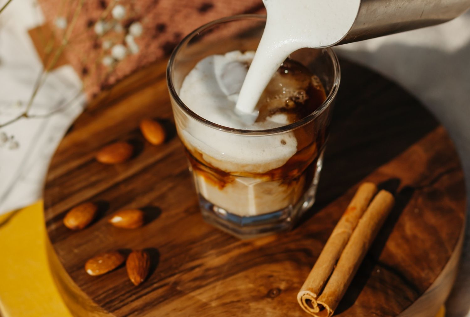 Un vaso con bebida de almendra, una de las bebidas vegetales del supermercado / PEXELS