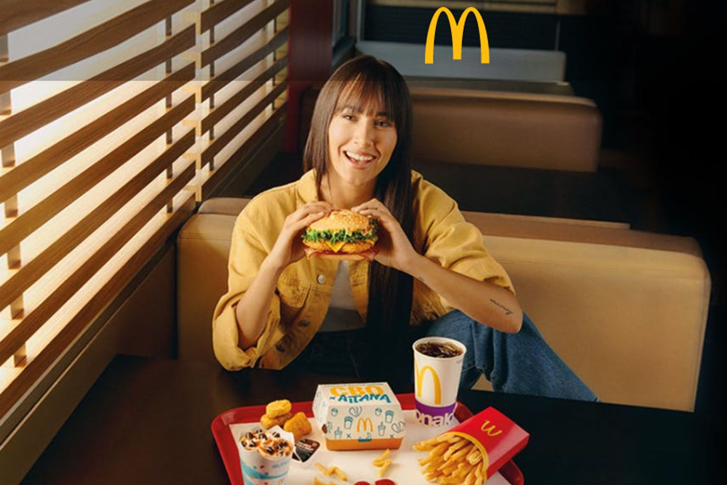 Aitana en el anuncio de McDonald's con una de las hamburguesas de carne de vacuno / MCDONALD'S