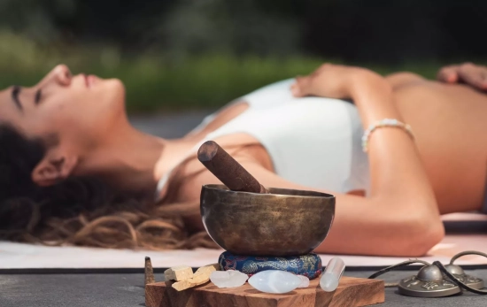 Una chica haciendo yoga y tomando respiraciones/ CANVA Una chica haciendo yoga y tomando respiraciones/ CANVA