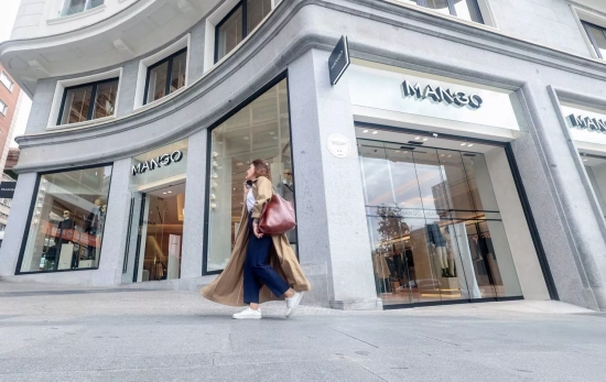 Una persona pasa delante de una tienda de Mango / EUROPA PRESS - RICARDO RUBIO Una persona pasa delante de una tienda de Mango / EUROPA PRESS - RICARDO RUBIO