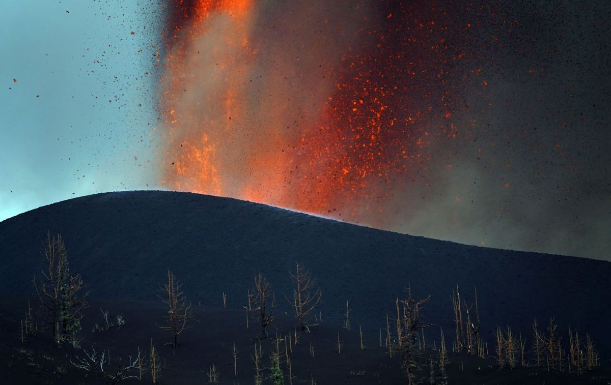 las nueve bocas del volcan cumbre vieja de la palma expulsan a diario unas 10 665 toneladas de dioxido de azufre que asciende de forma rapida a traves de la columna de Merca2.es