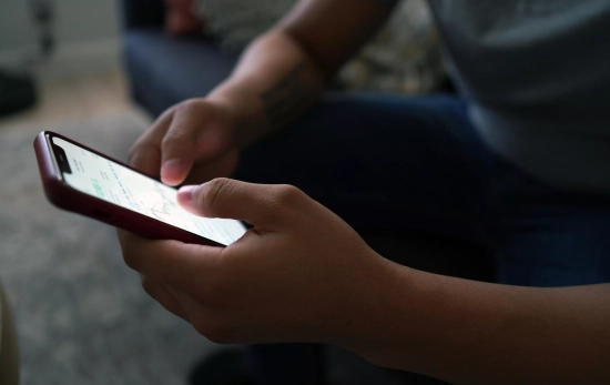 Una persona mira su móvil después de configurar la app de Google Gemini/ PEXELS Una persona mira su móvil después de configurar la app de Google Gemini/ PEXELS