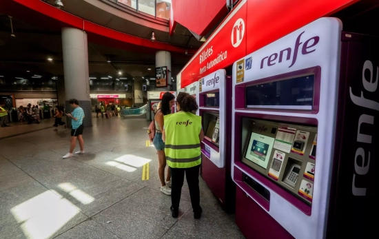 Una trabajadora de Renfe habla con una viajera delante de las máquinas expendedoras de billetes / Ricardo Rubio - EP Una trabajadora de Renfe habla con una viajera delante de las máquinas expendedoras de billetes / Ricardo Rubio - EP