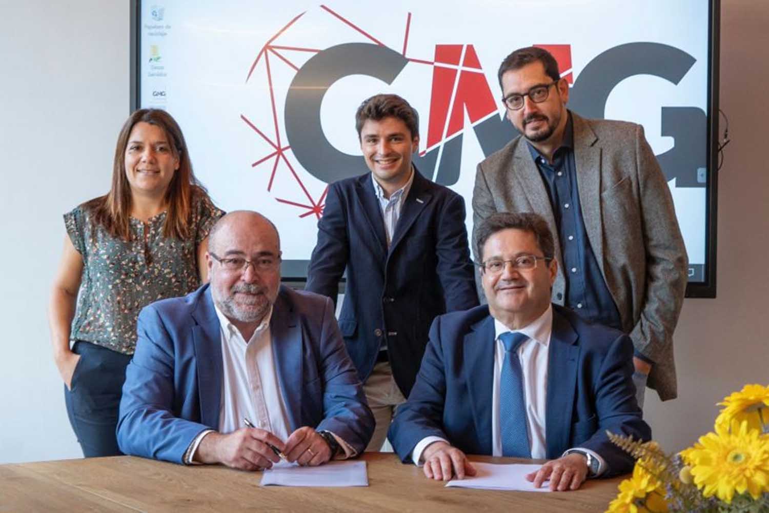 Firma de la alianza empresarial entre 'Atlántico Hoy' y Global Media Group. De pie, de izquierda a derecha, Laura Jiménez, Rafael Clavijo e Igor Marín. Sentados, Xavier Salvador y Corviniano Clavijo / LENA PRIETO