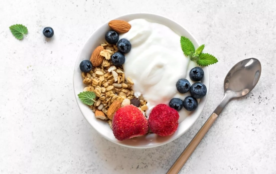 Yogur griego con frutas y granola/ CANVA Yogur griego con frutas y granola/ CANVA