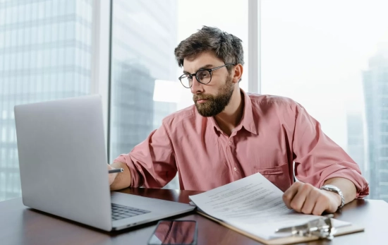 Una persona revisa un correo que puede alertarle de una estafa / PEXELS Una persona revisa un correo que puede alertarle de una estafa / PEXELS