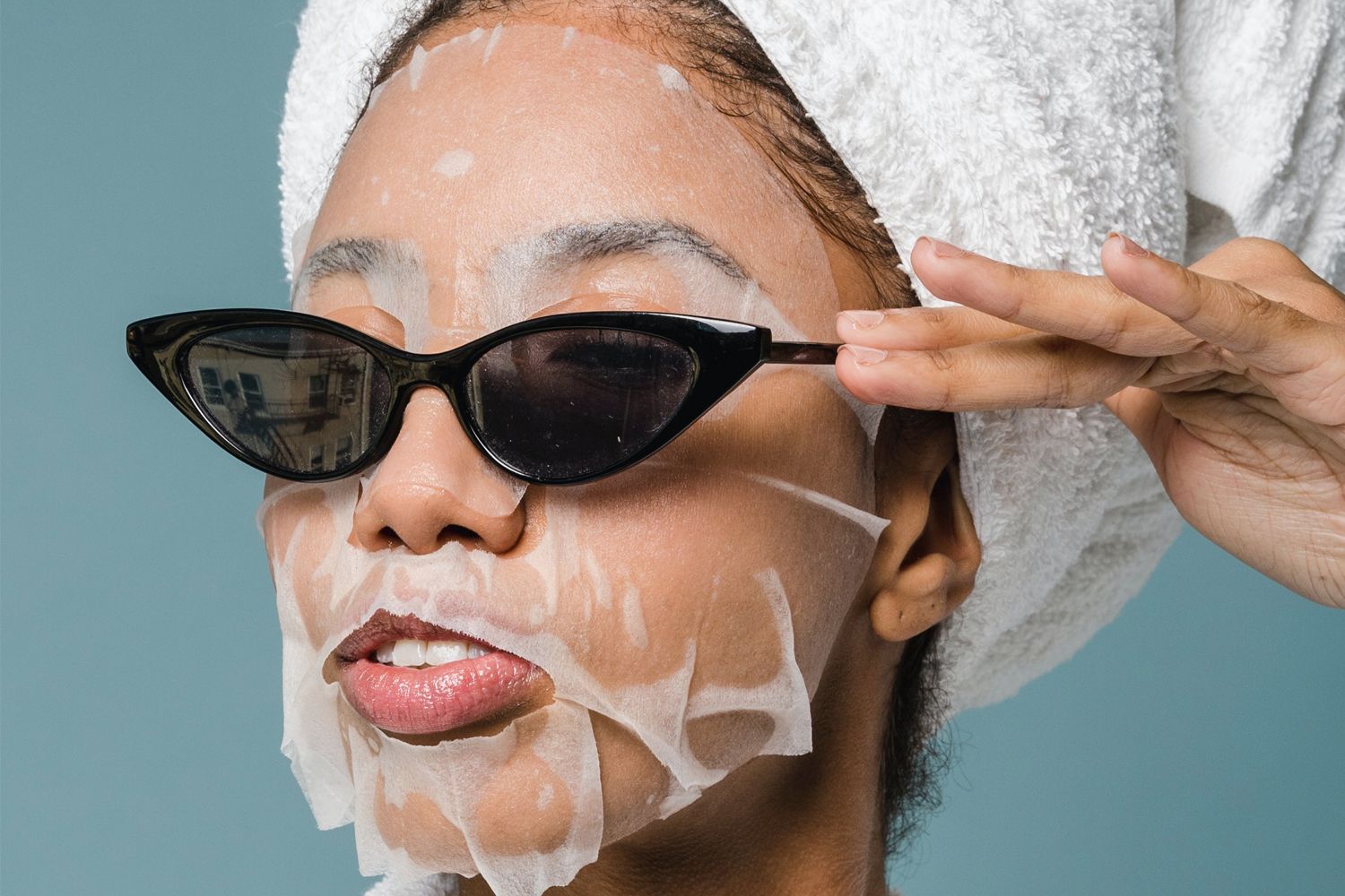 Una chica con unas gafas de sol y una mascarilla con retinol / PEXELS