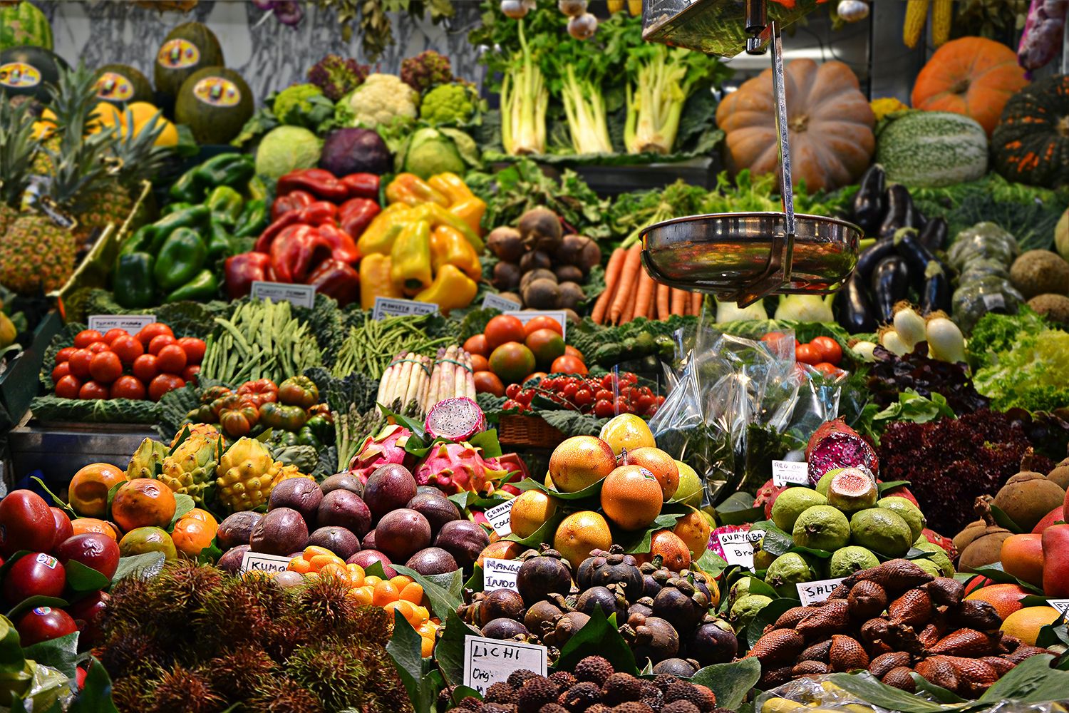 Un puesto con frutas y verduras / UNSPLASH