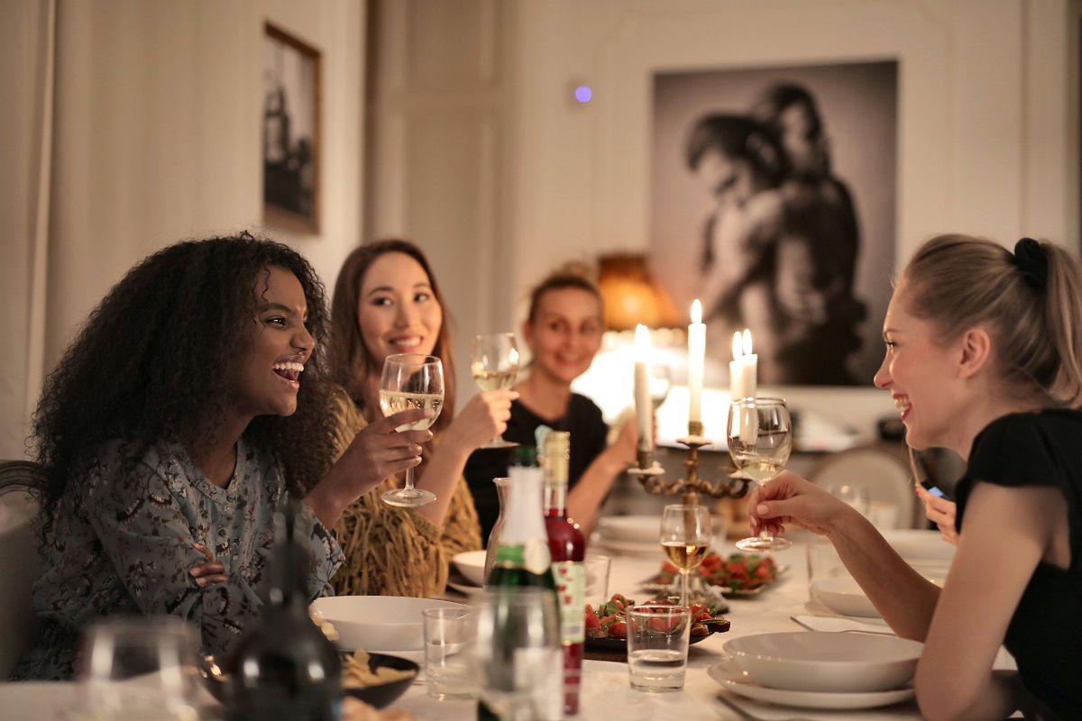 Un grupo de mujeres disfrutando de un momento de felicidad / PEXELS